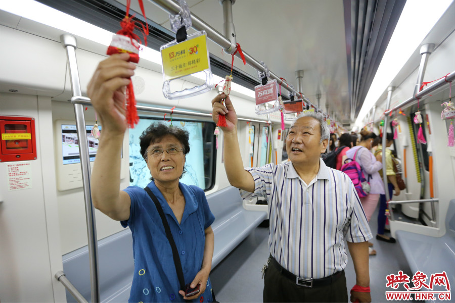 濃濃的端午文化吸引了不少老年人前來(lái)乘坐地鐵。