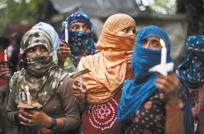 印度民眾舉行紀(jì)念儀式，悼念在強(qiáng)奸案中遇害的兩名少女。