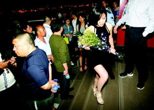 血案發(fā)生幾天來，很多招遠市民自發(fā)送來鮮花，悼念逝者。本報記者趙金陽見習記者呂奇攝