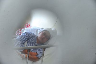 　6月3日，被打的值班醫(yī)生在病房接受治療。新華社發(fā)