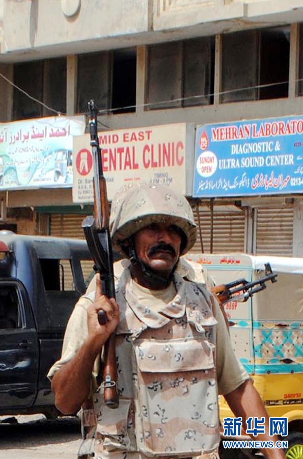 6月10日，在巴基斯坦南部城市卡拉奇真納國(guó)際機(jī)場(chǎng)附近，安全人員在街頭警戒。