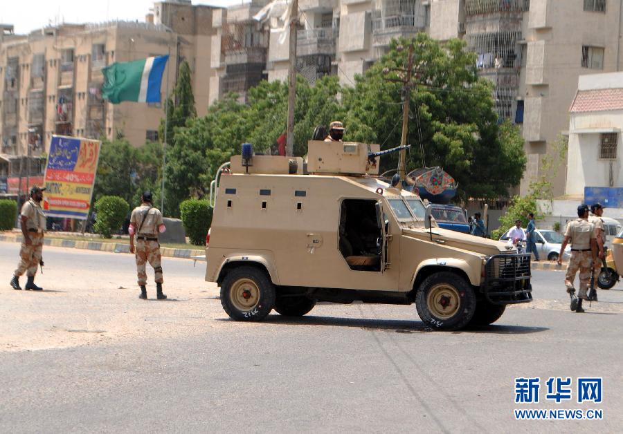 6月10日，在巴基斯坦南部城市卡拉奇真納國(guó)際機(jī)場(chǎng)附近，安全人員在街頭警戒。