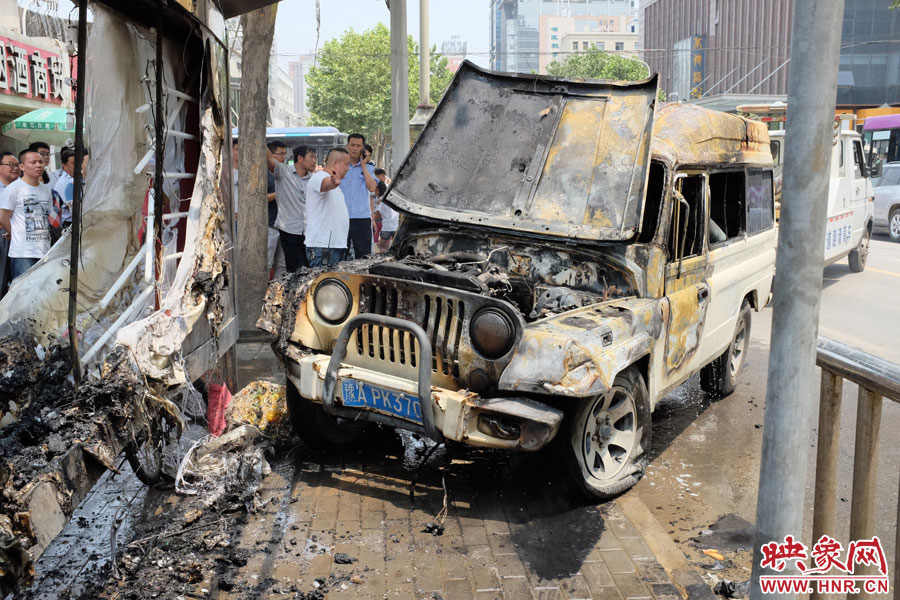 火災(zāi)撲滅后，交警部門將車進(jìn)行拖離。