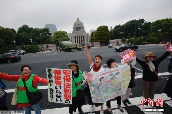 當?shù)貢r間5月13日，日本示威者在位于東京的國會議事堂外高喊口號，反對日本政府計劃修憲以解禁自衛(wèi)權(quán)。
