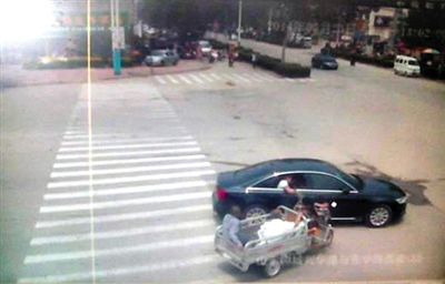 23日中午，陳母被突然噴毒。新京報記者 王瑞鋒 攝