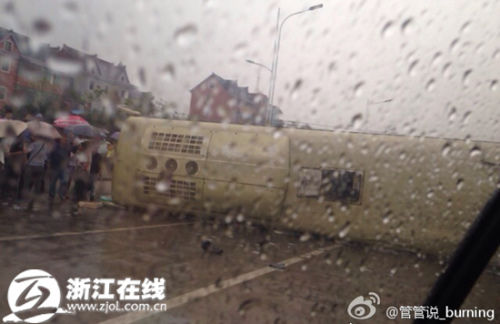 大巴側(cè)翻 大巴側(cè)翻