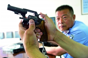 出發(fā)前,認(rèn)真檢查槍械。