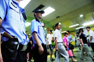 地鐵內(nèi),攜槍巡邏。