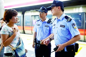 地鐵內(nèi),遇到群眾求助。