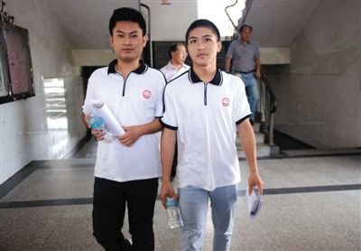 昨日下午5時,江西宜春“奪刀少年”柳艷兵和易政勇順利完成單獨高考,走出考場。