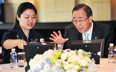 2008年7月，聯(lián)合國秘書長回到韓國時，特意會見李炤燕。