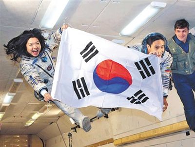 　2007年9月10日，李炤燕（左）在俄羅斯首都莫斯科接受零重力飛行訓(xùn)練。