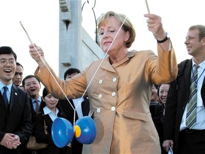 2007年8月27日，北京，默克爾正在玩扯鈴。