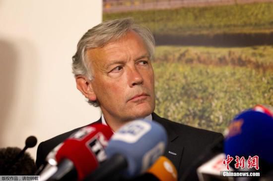 7月17日，在荷蘭阿姆斯特丹斯希普霍爾機場舉行的的新聞發(fā)布會上，馬航歐洲區(qū)負責人介紹情況。