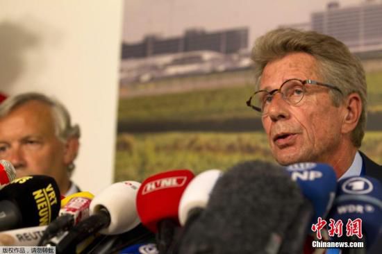 7月17日，在荷蘭阿姆斯特丹斯希普霍爾機場舉行的的新聞發(fā)布會上，馬航歐洲區(qū)負責人介紹情況。