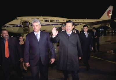21日晚,習(xí)近平乘坐的專(zhuān)機(jī)抵達(dá)哈瓦那何塞·馬蒂?lài)?guó)際機(jī)場(chǎng)。古巴國(guó)務(wù)委員會(huì)第一副主席兼部長(zhǎng)會(huì)議第一副主席