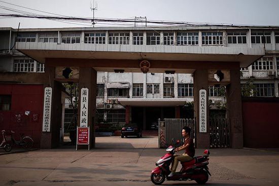 這是一座老城區(qū)的四層老式辦公樓。