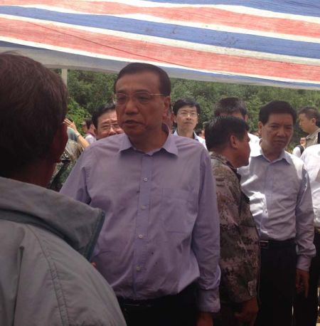 走進帳篷，總理就握住蔡官耀的雙手說：“不行，這個帳篷太簡易了”。說完這句，叮囑蔡官耀，“不能回家住”