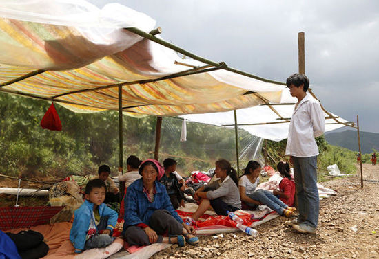 暴雨馬上來臨，村民們?cè)诤喴讕づ裣露阌?。澎湃新?程藝輝 圖