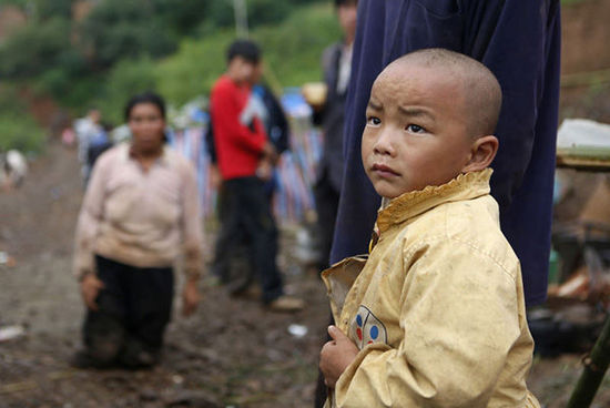 帳篷有限，尚有不少村民沒有地方躲雨。澎湃新聞 程藝輝 圖