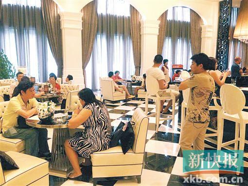 　昨天雖是工作日,但南海區(qū)某樓盤客流不少。