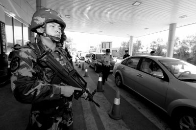 武警持槍警戒進(jìn)駐檢查站。