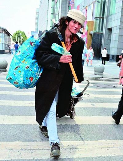 在武廣附近拍攝到的拾荒男。