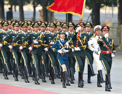 昨日，151人最大陣容的三軍儀仗隊，著新式禮賓服接受檢閱。這也是解放軍儀仗隊、軍樂團新式禮賓服首次亮