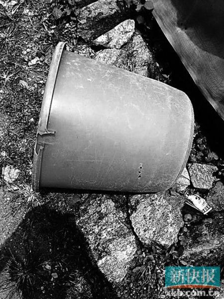 　　事發(fā)現(xiàn)場(chǎng)發(fā)現(xiàn)的彈孔。