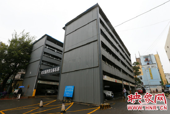 目前，市區(qū)內(nèi)的停車場數(shù)量還不能滿足廣大市民的需求。