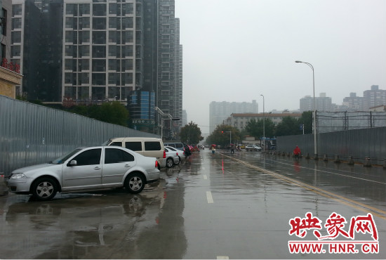 由于停車場分配不均，廣大私家車主選擇將車停在路邊。