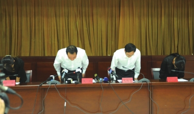 昆明通報(bào)明通小學(xué)踩踏事故原因，官員鞠躬致歉。圖/東方IC