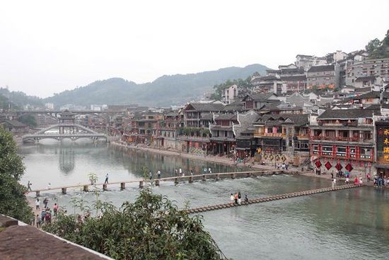 鳳凰古城以被吐槽七次高居最想吐槽榜榜首，而這七次吐槽全部來自在鳳凰古城隨機(jī)采訪的10名游客中。