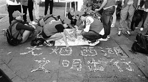 　志愿者用撿來的煙頭，拼起了“無煙西湖”圖案 通訊員供圖