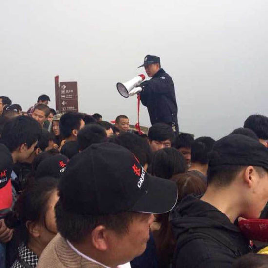 八達(dá)嶺長(zhǎng)城上保安在維持秩序。