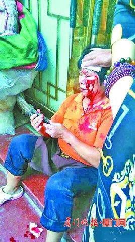 廈門一婦女上廁所插隊(duì)遭游客拍磚 頭部鮮血直流 廈門一婦女上廁所插隊(duì)遭游客拍磚 頭部鮮血直流