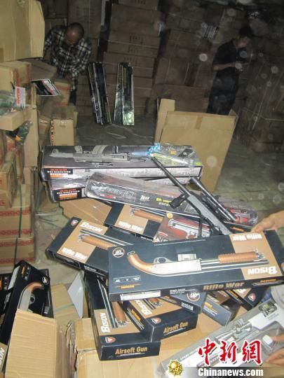 廣西柳州一倉庫查獲仿M16式等7000余支仿真槍 廣西柳州一倉庫查獲仿M16式等7000余支仿真槍