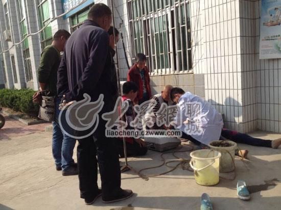 醫(yī)生正在對(duì)女?huà)刖藡屵M(jìn)行現(xiàn)場(chǎng)洗胃處理