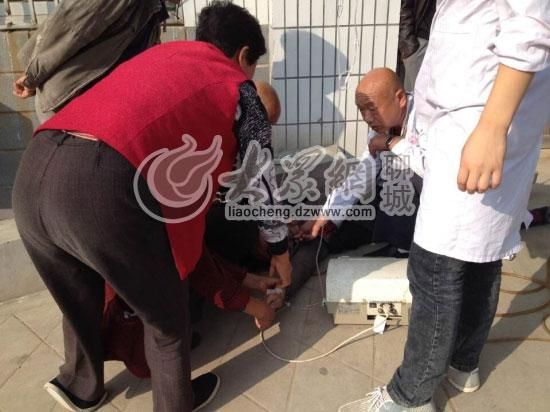 醫(yī)生正在對(duì)女?huà)刖藡屵M(jìn)行現(xiàn)場(chǎng)洗胃處理