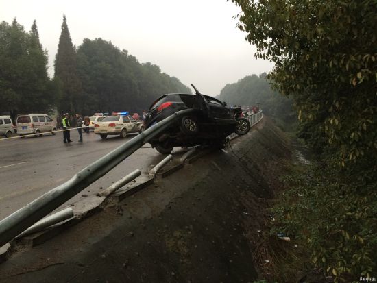 瘋狂途觀撞人逃逸又惹禍，一家四口殞命車輪