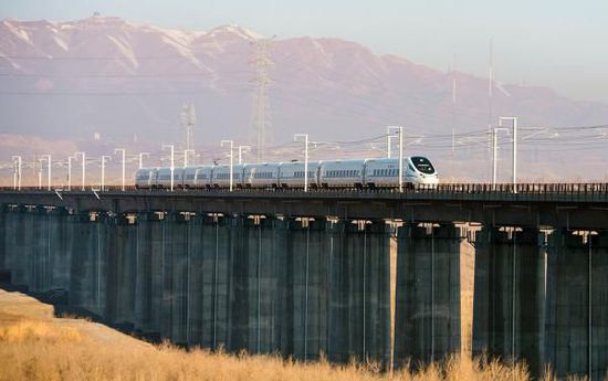 11月16日，從烏魯木齊南站首發(fā)的D8602次列車駛往哈密。