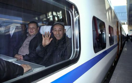 11月16日，旅客乘坐從烏魯木齊南站首發(fā)的D8602次列車。