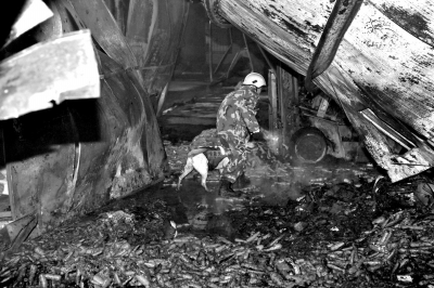 救援人員在山東壽光一食品廠火災(zāi)現(xiàn)場(chǎng)搜救。新華社發(fā)