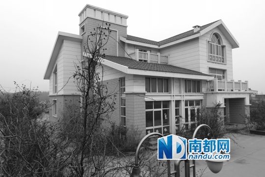 　馬超群在赤土山村村委會旁的別墅，就是以“自來水維護(hù)站”的名義拿的地。