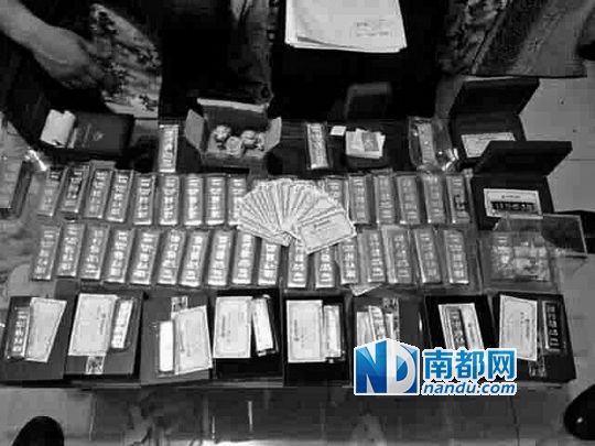 　馬超群家中金條清點(diǎn)現(xiàn)場。