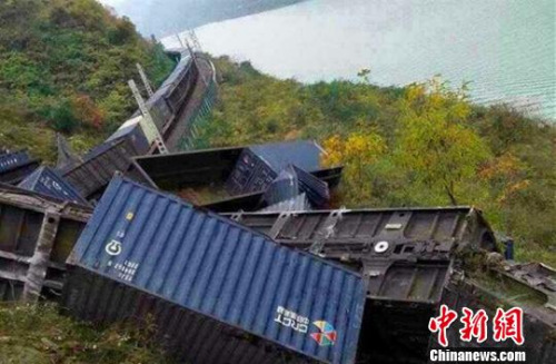 圖為脫軌現(xiàn)場(chǎng)。通訊員 毛毛 攝