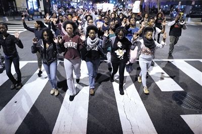 　24日，美國華盛頓，民眾在白宮前參加示威，抗議不起訴槍殺黑人青年的白人警察。