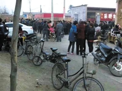 　11月9日下午，暴力催債的社會人員持械進入獻縣安莊后，村民們聚集在一起準備反抗。村民供圖