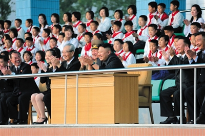 5月2日，金正恩與金與正（前排左二）一起觀看比賽。