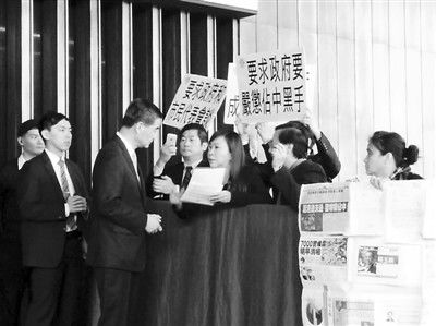 撐警大聯(lián)盟召集人李偲嫣2日到特首辦請愿，要求政府嚴厲處置“占中三子”和“雙學”的代表。